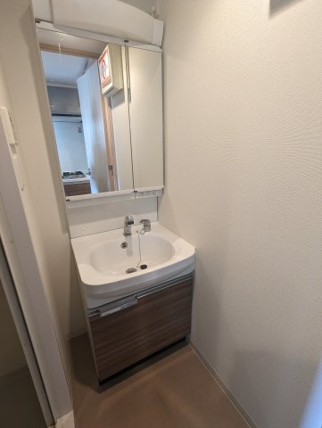 洗面設備　※写真は同じマンションの違う部屋のものになります。