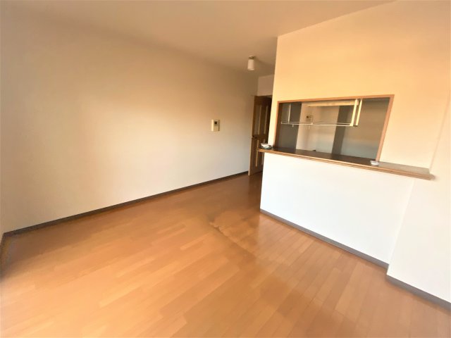 居室・リビング　別部屋同一間取りのお写真となります。