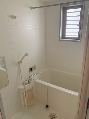 バス・シャワールーム　別部屋同一間取りのお写真となります。