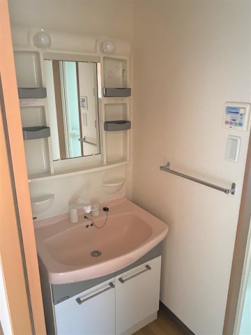 洗面設備　別部屋同一間取りのお写真となります。