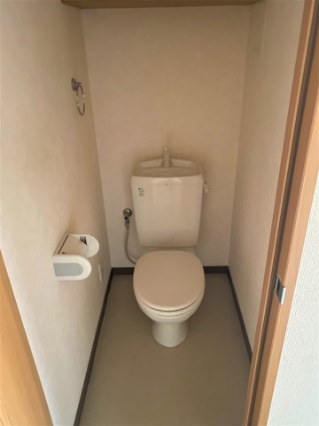 トイレ　別部屋同一間取りのお写真となります。