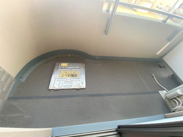バルコニー　別部屋同一間取りのお写真となります。