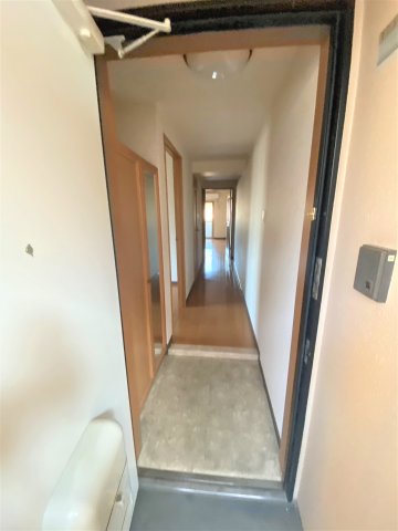 玄関　別部屋同一間取りのお写真となります。