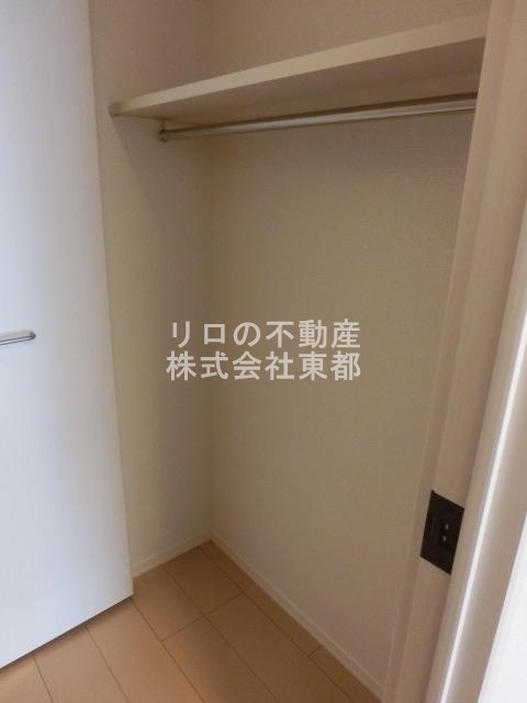 収納　パイプハンガーがあるのでたたまず衣類を掛けることができます♪