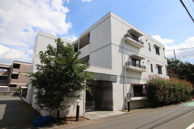 建物外観　エレベーター付きの３階建てマンション