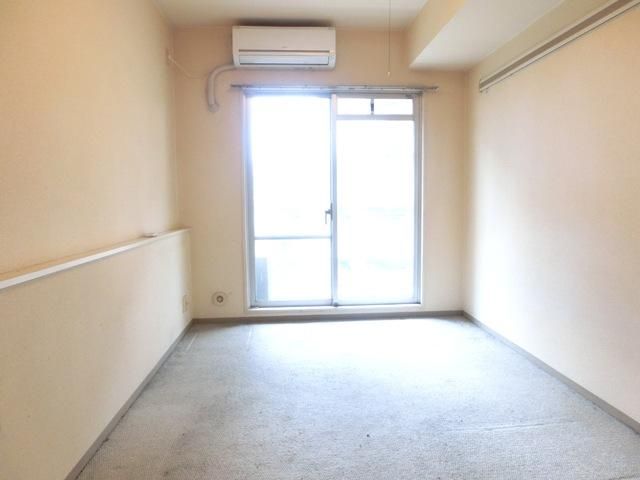 居室・リビング　南向きの明るいお部屋です