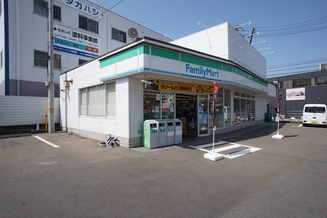 コンビニ　ファミリーマート松山中央市場前店（コンビニ）まで241m