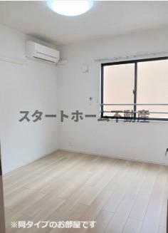 その他部屋・スペース　落ち着いた色調の寝室です