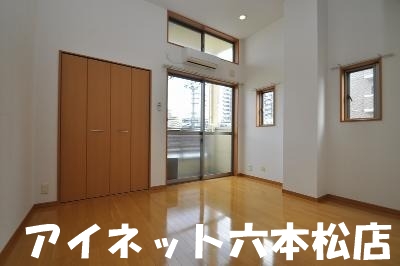 居室・リビング　家具の配置に困らないリビングですね