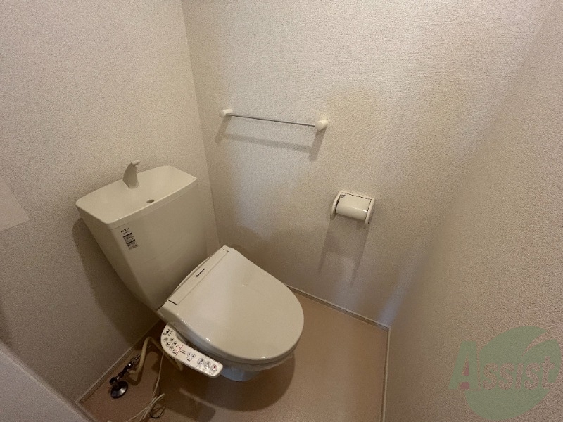 トイレ　トイレはウォシュレット機能付きです。安心して使用できますね。