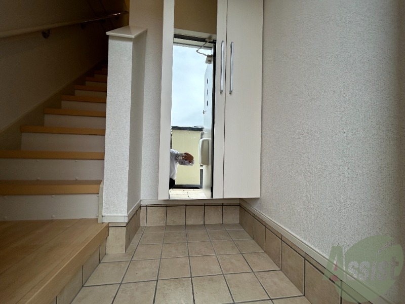 玄関　玄関からの様子です。すぐ部屋が見えないのは安心ですね。