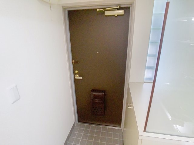 玄関　掲載写真は同型モデルを掲載しており実際のお部屋と仕様等が異な