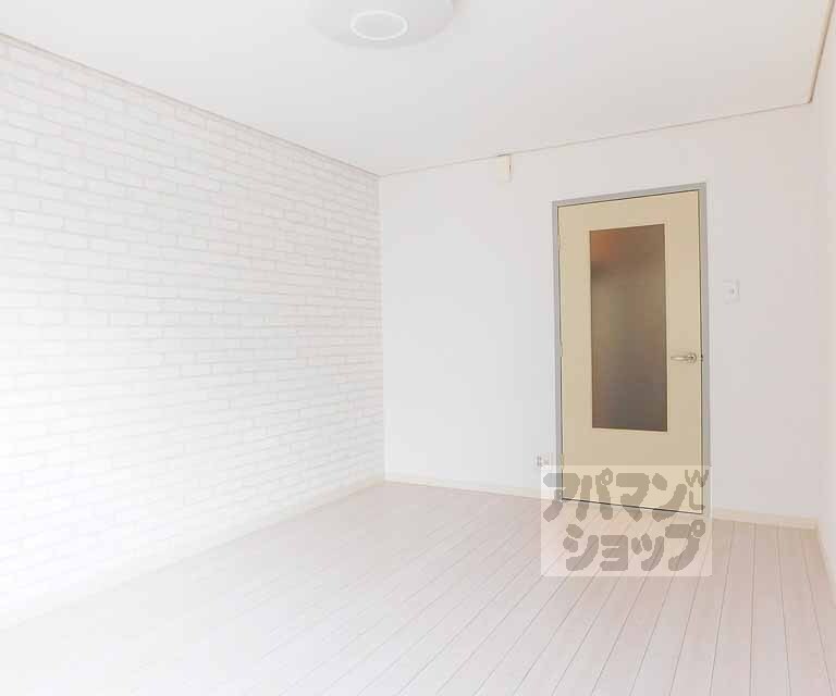 居室・リビング　白色の綺麗なお部屋です