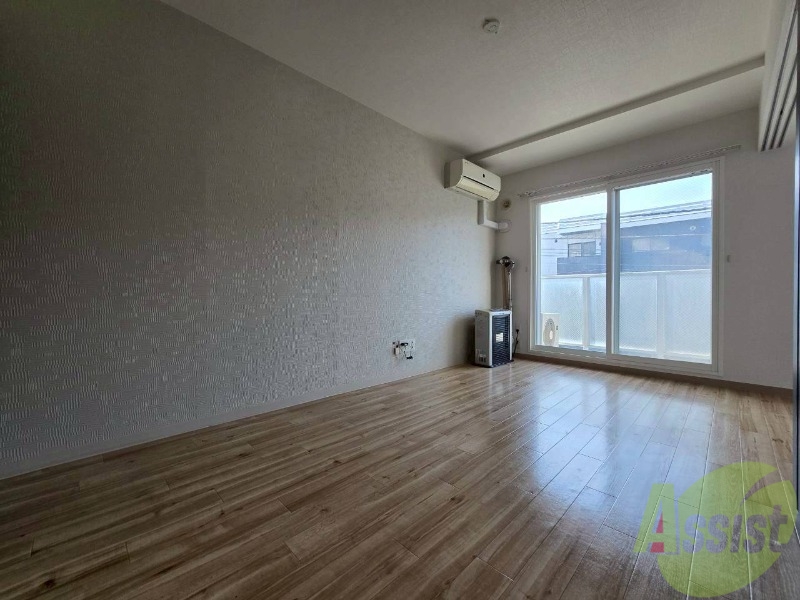 居室・リビング　木目のフローリングは落ち着きのある印象のお部屋になりますね。