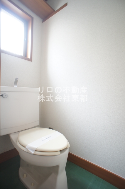 トイレ　窓があるので、換気バッチリです☆