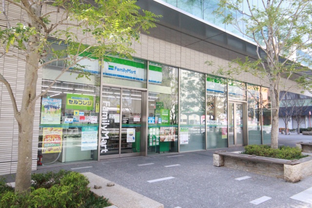 コンビニ　ファミリーマート桜通本町店（コンビニ）まで62m