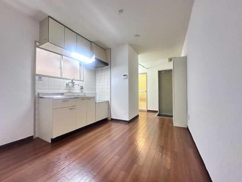 居室・リビング　白を基調にした明るいお部屋です。