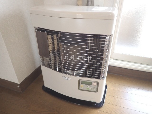 その他設備　冬はあったか灯油ストーブです。