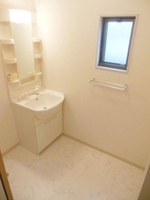 洗面設備　★洗面脱衣所にも窓があって嬉しいですね★