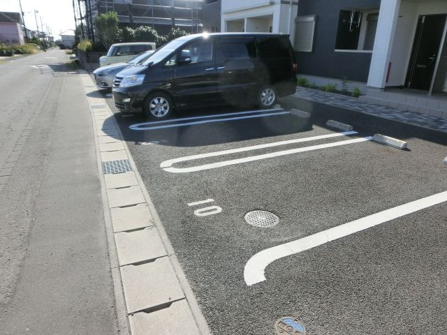 駐車場　敷地内に駐車場完備です