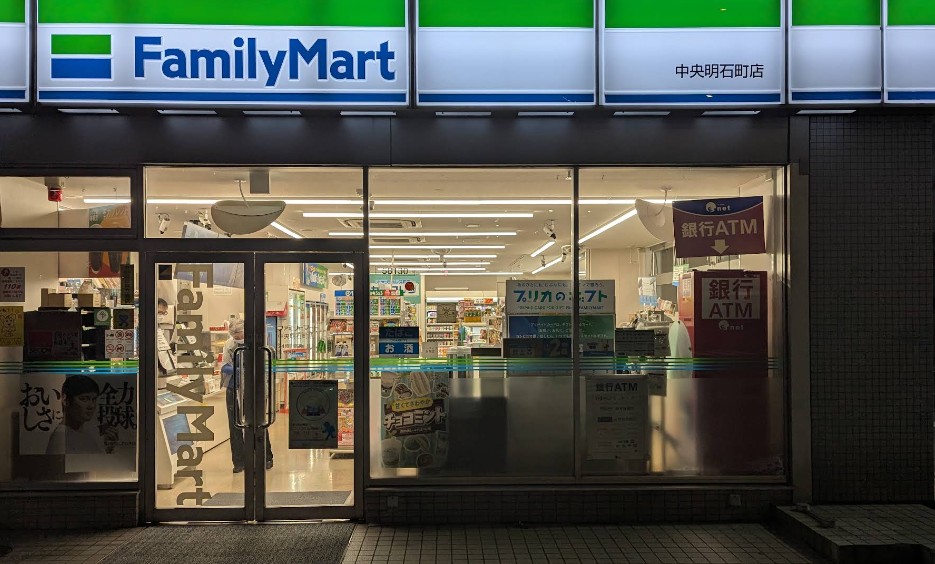 コンビニ　ファミリーマート中央明石町店（コンビニ）まで212m