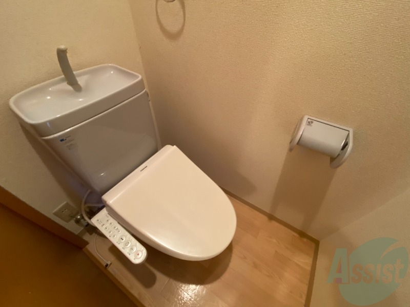 トイレ　温水洗浄便座なので快適に使用できそうですね。
