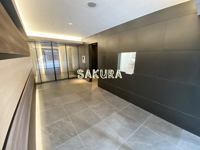 エントランス　重厚感のある建物デザイン♪