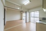 居室・リビング　※同建物別号室の写真です