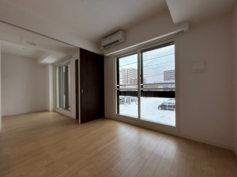 居室・リビング　日当たりが良くて心地よく過ごせそうなお部屋です。