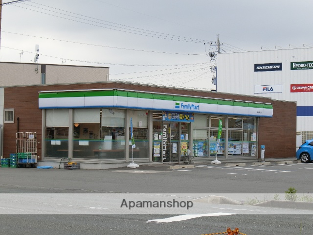 コンビニ　ファミリーマート（コンビニ）まで579m