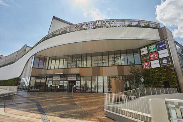 ショッピングセンター　ユニクロエミテラス所沢店（ショッピングセンター）まで901m