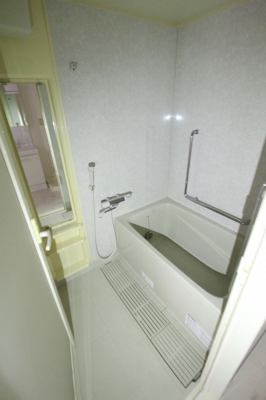 バス・シャワールーム　同物件の別のお部屋です