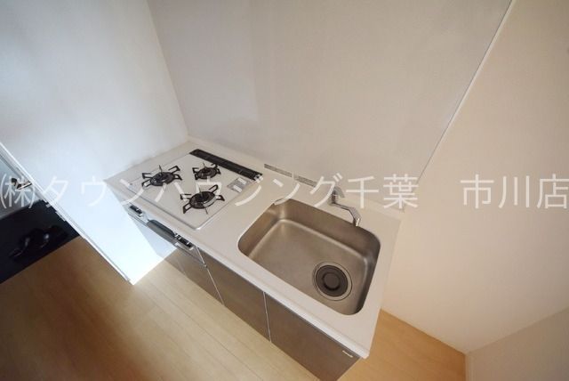 キッチン　3口ガスのシステムキッチンです
