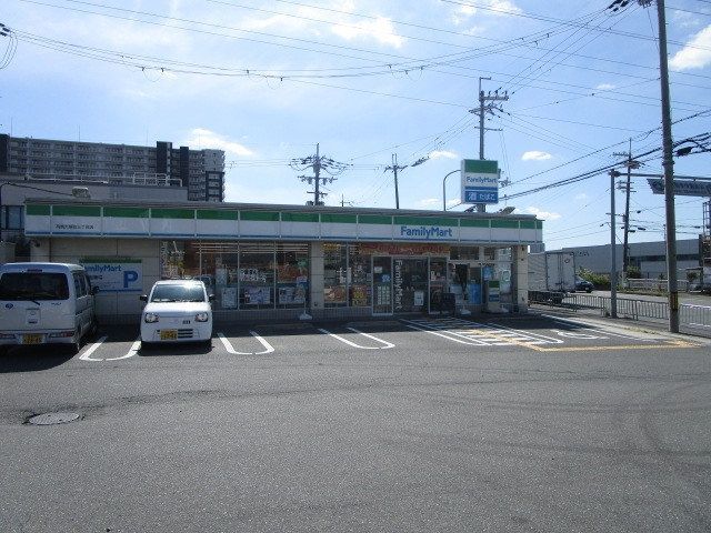 コンビニ　ファミリーマート 高槻大塚町三丁目店（コンビニ）まで310m
