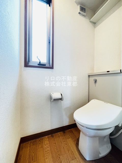 トイレ　白基調で清潔感のあるトイレです♪