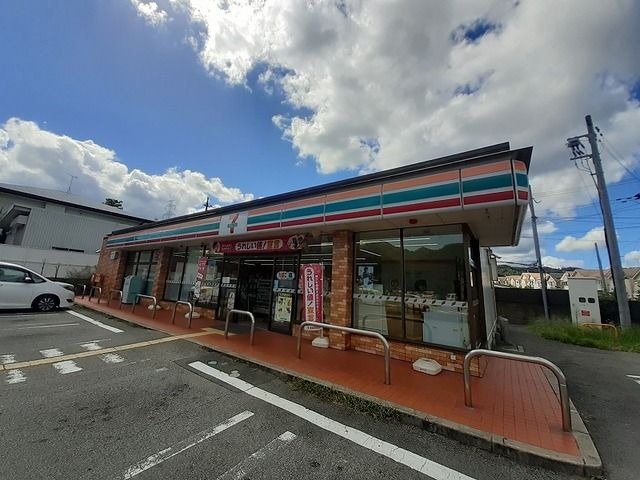 コンビニ　セブン-イレブン 亀岡篠町王子（コンビニ）まで700m