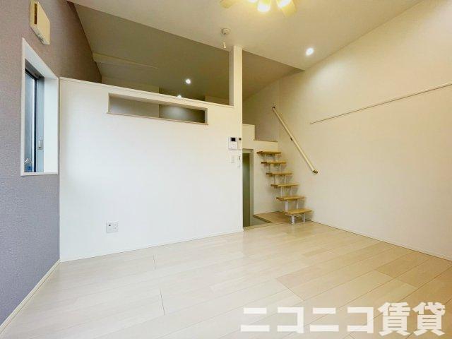居室・リビング　目線の高さの広いロフト付き　※モデルルーム