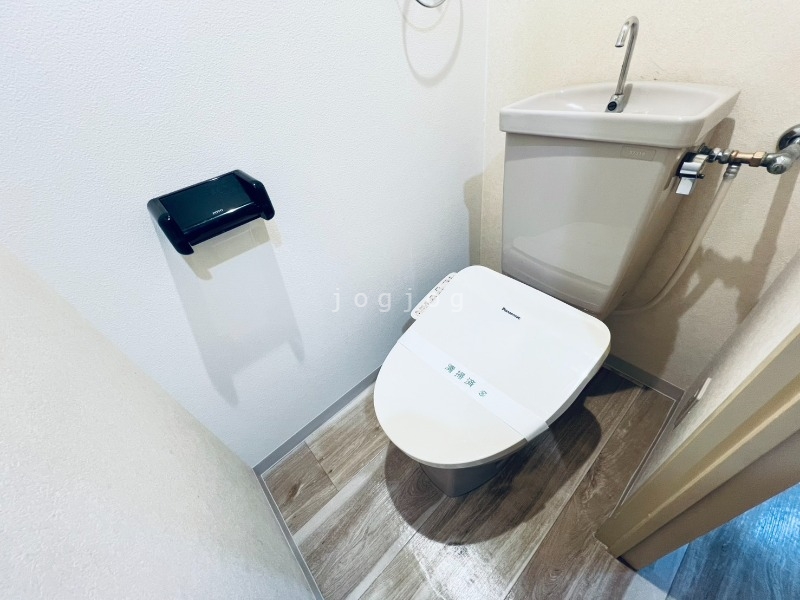 トイレ　嬉しい温水洗浄便座付きのトイレです。