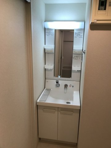 洗面設備　独立洗面化粧台が付いています