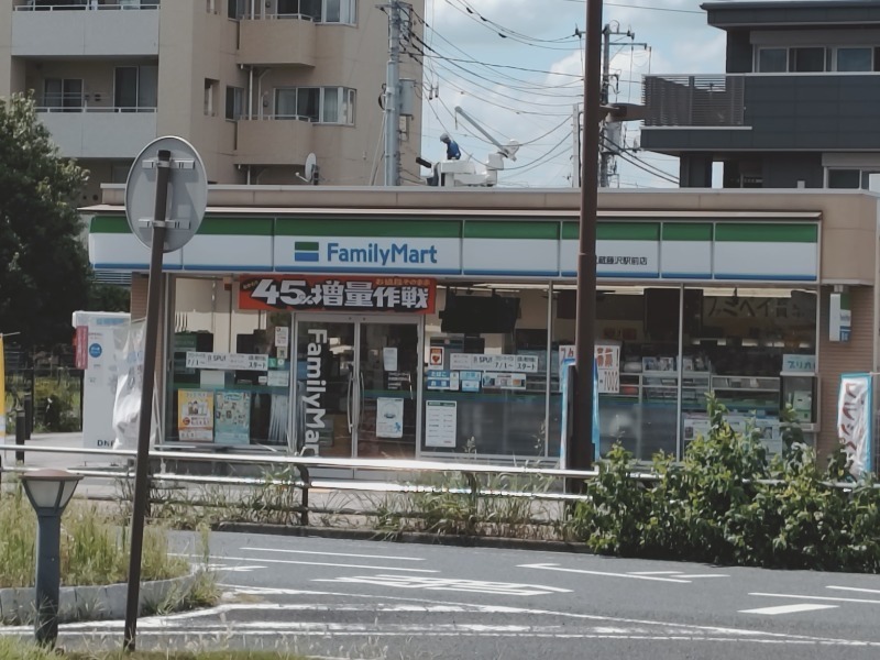 コンビニ　ファミリーマート 武蔵藤沢駅前店（コンビニ）まで231m