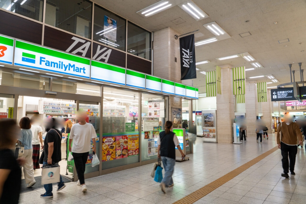 コンビニ　ファミリーマート 近鉄大阪上本町駅店（コンビニ）まで345m