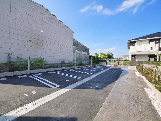 駐車場　駐車場があるので、車を買う予定の方も安心です