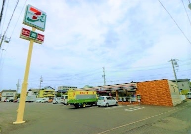 コンビニ　セブンイレブン半田成岩本町店（コンビニ）まで598m