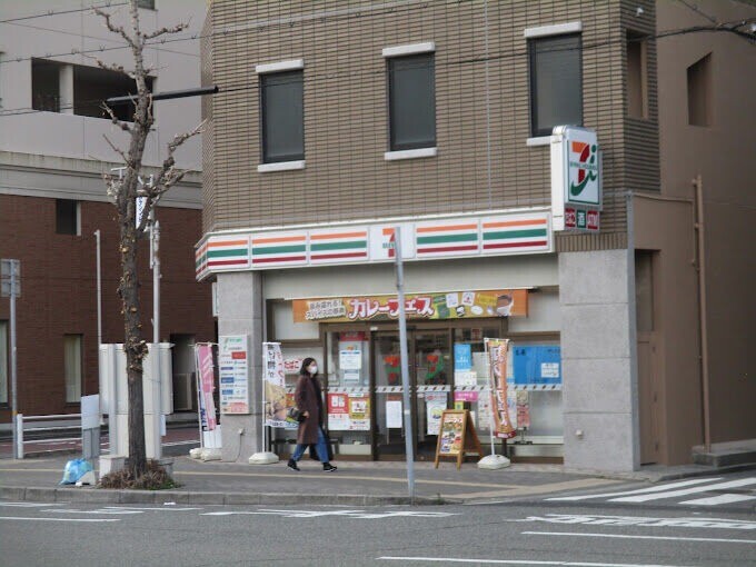コンビニ　セブンイレブン神戸羽坂通3丁目店（コンビニ）まで52m