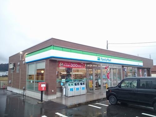 コンビニ　ファミリーマート 松岡室店（コンビニ）まで700m