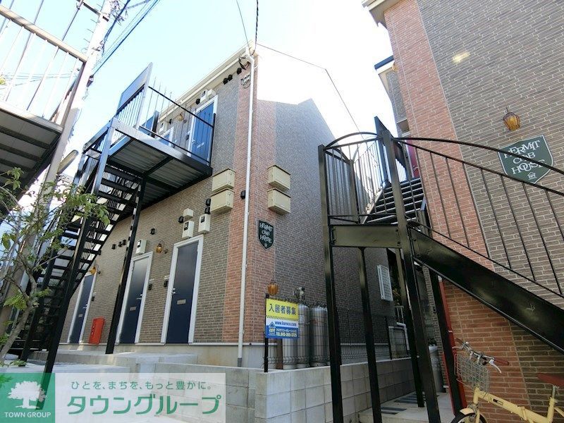建物外観　レンガ調のお洒落な外観です！奥の建物です！