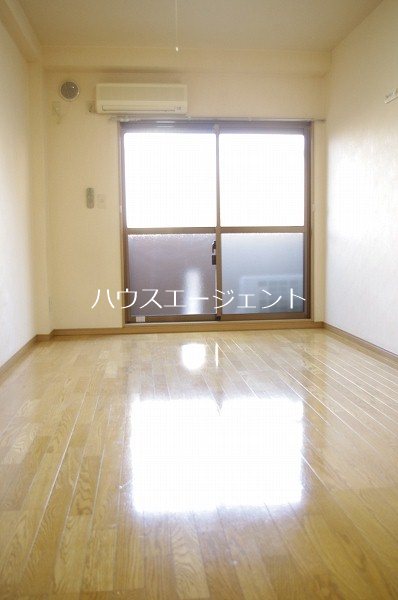 居室・リビング　西向きのお部屋です。※参考画像