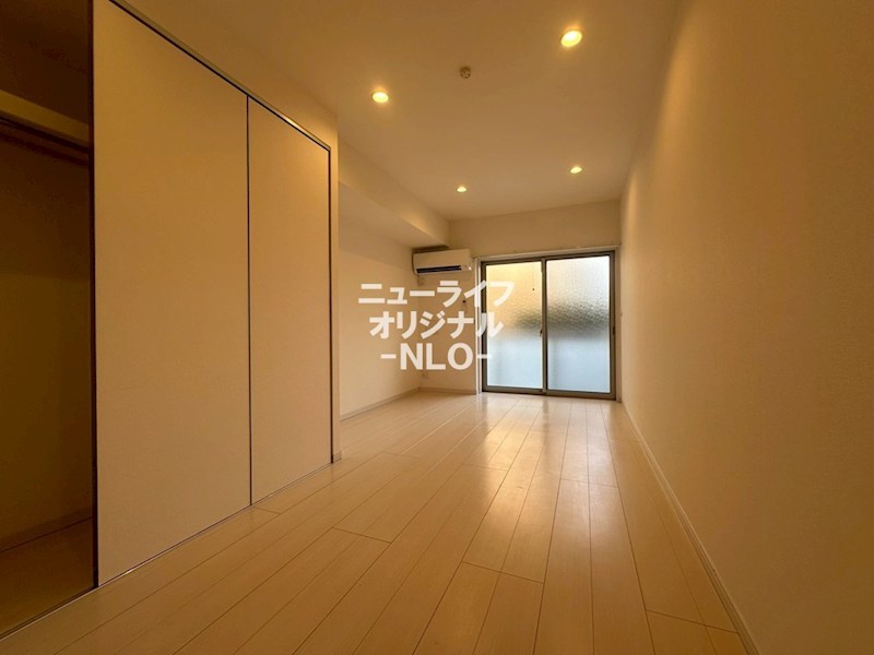 居室・リビング　白を基調とした明るいお部屋で、インテリアが映えます