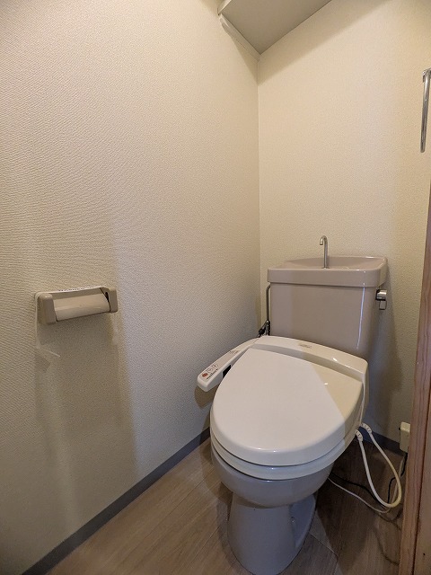 トイレ　同物件別号室の写真です。
