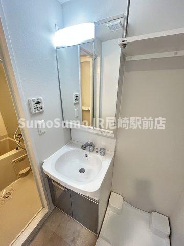 洗面設備　明るい洗面所です
